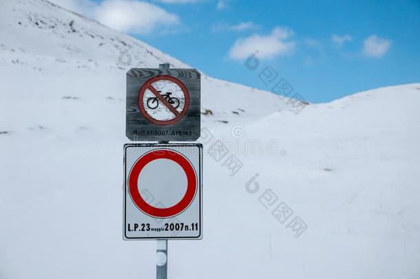 山符号骑脚踏车兜风<strong>不容</strong>许的,冬背景