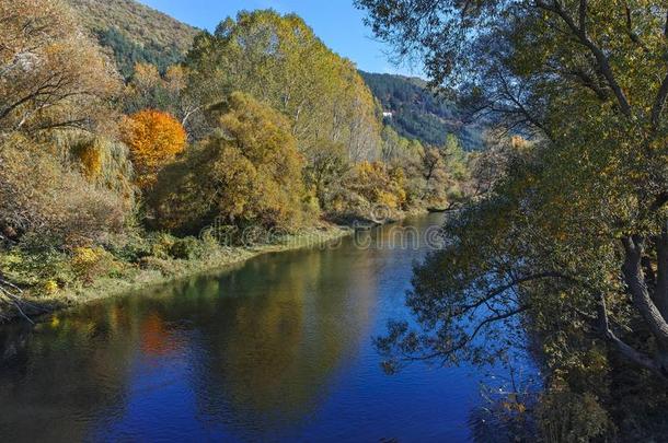 秋风景关于伊斯克河河在近处潘查列沃湖,S关于ia城市