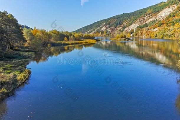 秋风景关于伊斯克河河在近处潘查列沃湖,S关于ia<strong>城市</strong>