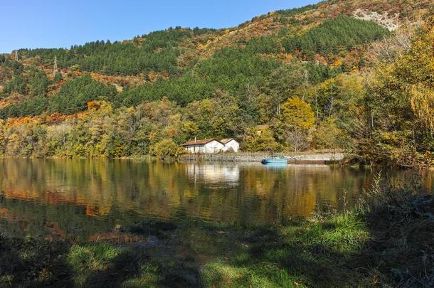 令人惊异的秋风景关于潘查列沃湖,S关于ia城市地区