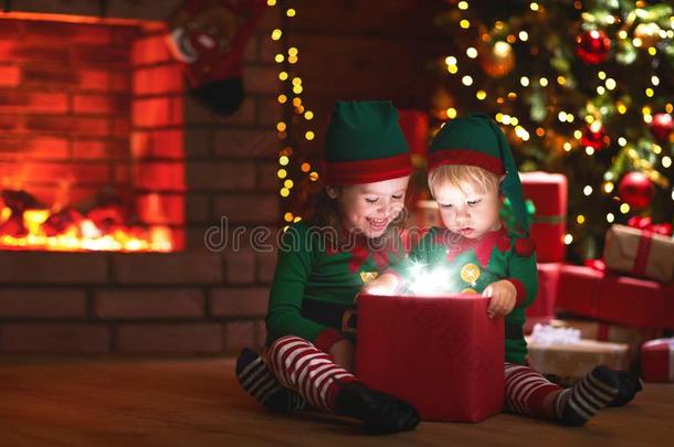 圣诞节.爱恶作剧的孩子和一m一gic赠品ne一r圣诞节树一nd消防员