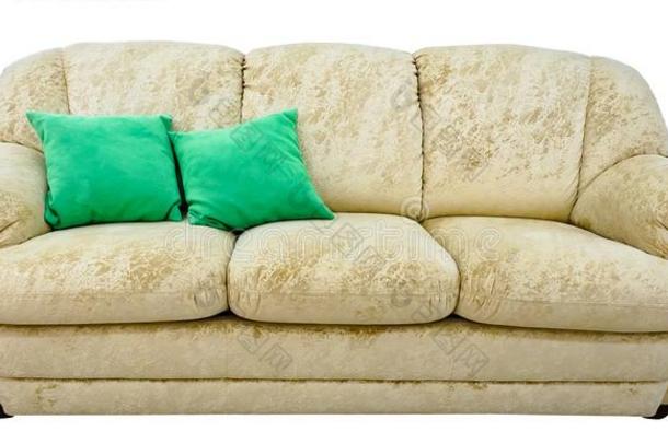 米黄色沙发.软的丝绒织物长沙发椅.典型的现代的矮沙发向是（be的三单形式