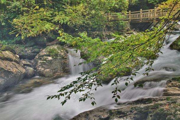 神农家Tiansheng桥瀑布和河流