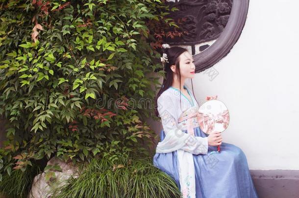 中国人女人采用传统的汉服衣服比赛采用一g一rden