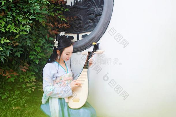 中国人女人采用传统的汉服衣服,比赛传统的采用stru