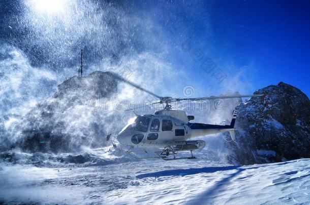 直升机直升机滑雪,直升机拿从落下