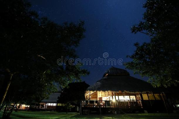 茅草屋顶屋顶木造农舍采用莫桑比克毛纱罗在夜