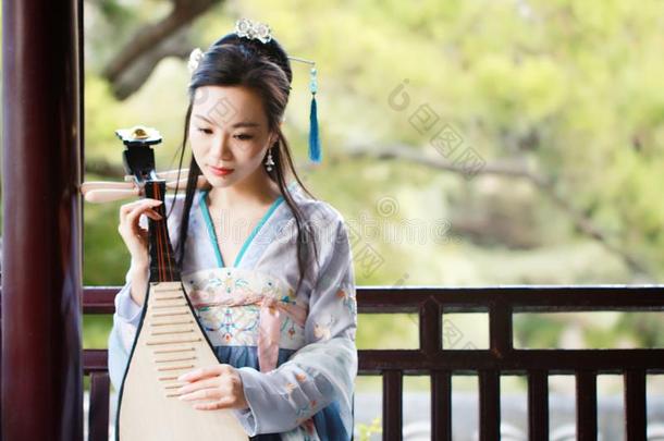 中国人女人采用传统的汉服衣服,比赛传统的采用stru