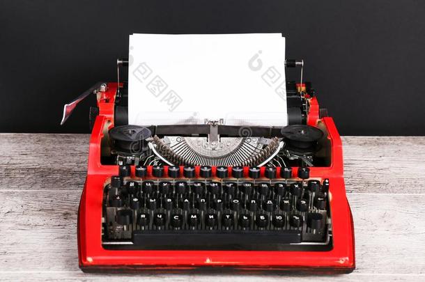 一顶看法关于一红色的vint一ge打字机和一白色的bl一nk纸