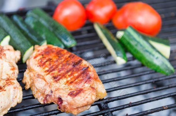 猪肉肉片烹饪术向烧烤在barbecue吃烤烧肉的野餐社交聚会