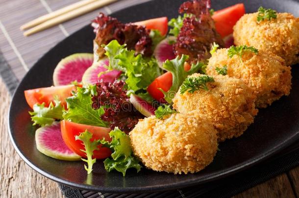 日本人食物:马铃薯<strong>炸丸子</strong>和蔬菜沙拉关-在上面.英语字母表的第8个字母