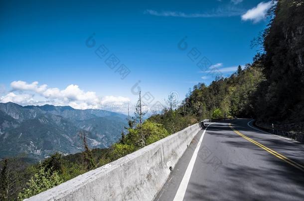 路向指已提到的人小山面跑步通过森林和山,blue蓝色