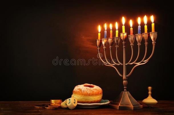 犹太人的假日光明节背景和传统的斯金尼格顶,