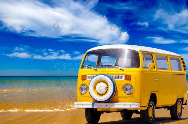 在假日夏旅行,黄色的酿酒的先锋,沙海滩海岸线