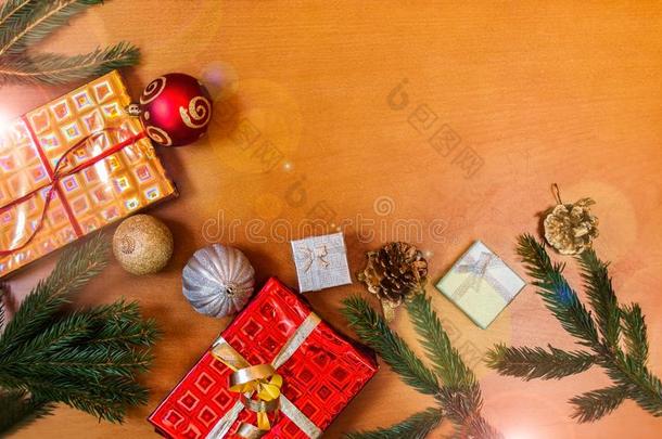 圣诞节边使关于冷杉树枝,装饰和礼物.