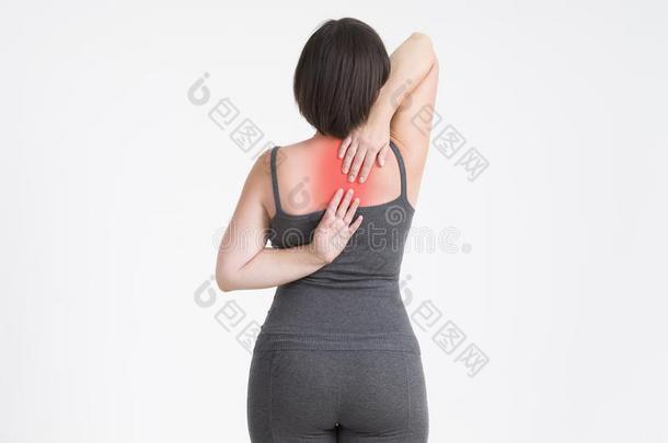 颈痛苦,女人和背痛向灰色背景