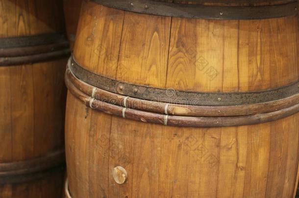 木制的葡萄酒桶为葡萄园装饰和常春<strong>藤树</strong>叶和