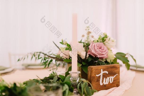婚礼表装饰和蜡烛和玫瑰采用乡村的方式
