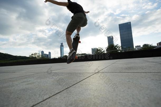 滑板运动员滑板运动在日出城市