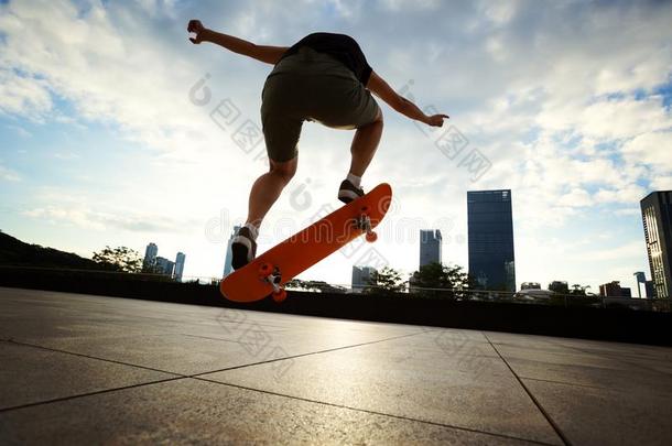 滑板运动员滑板运动在日出城市