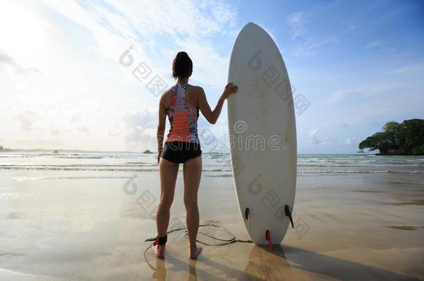 女人冲浪运动员和白色的冲浪板