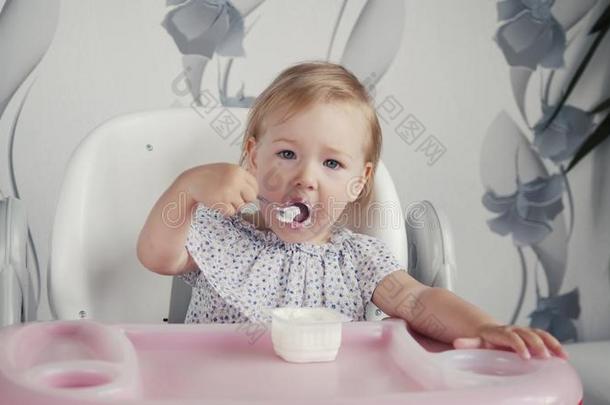 女孩吃酸奶向厨房,小的婴儿小孩食物,小孩伊丁