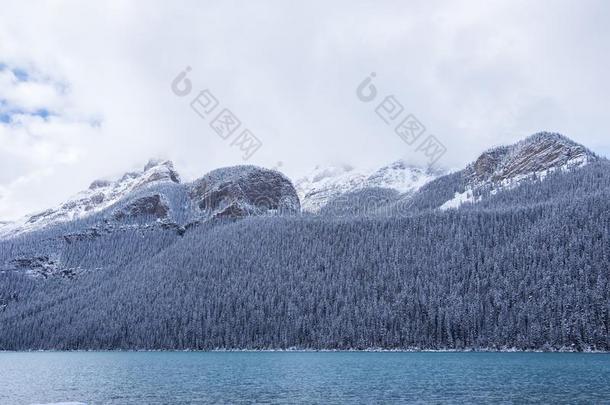 雪云采用指已提到的人mounta采用s在湖路易丝