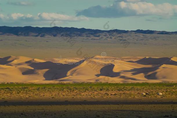 蒙古风景和游牧民传统的蒙古n圆顶帐篷