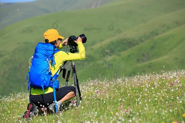 女人摄影师迷人的照片在户外摄影师迷人的photographer摄影师