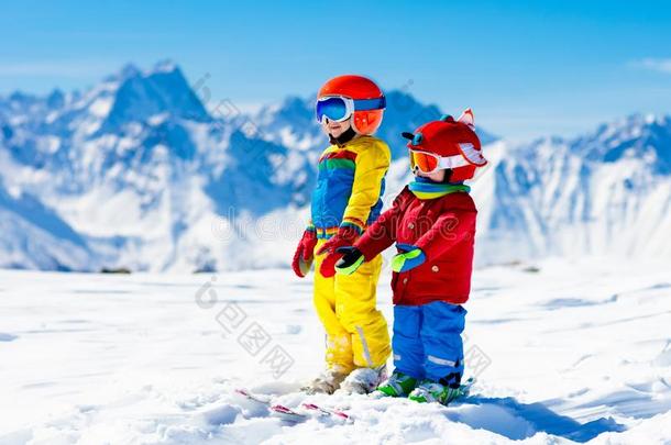 滑雪和雪冬乐趣为小孩.孩子们滑雪.