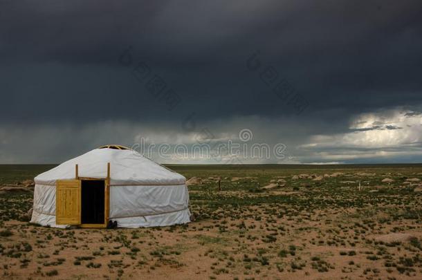 蒙古风景和游牧民传统的蒙古n圆顶帐篷