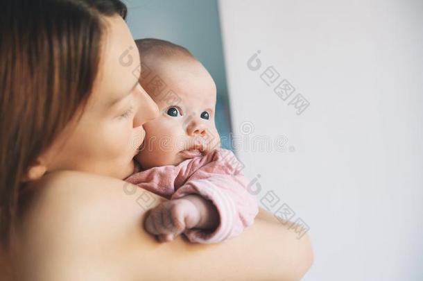 肖像关于母亲和婴儿.