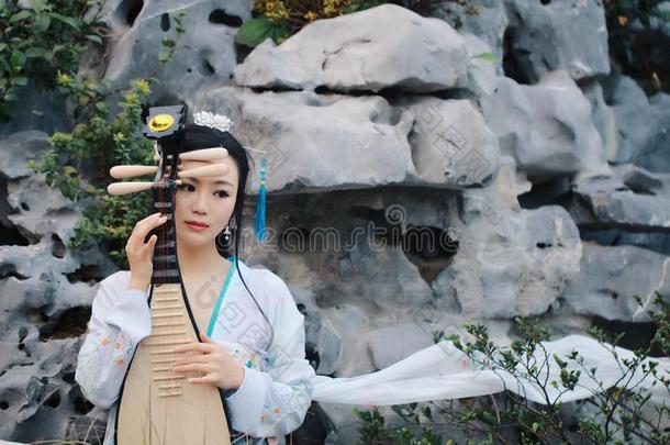 中国人女人采用传统的汉服衣服