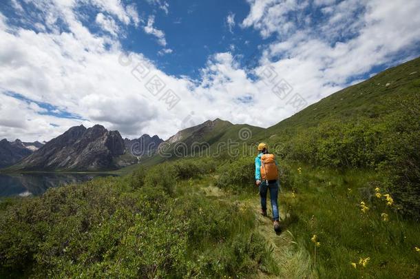 女人徒步旅行向高的高度山跟踪