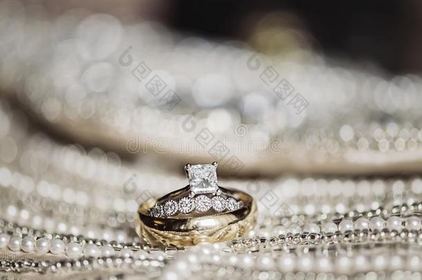 婚礼戒指向闪光装饰片和珍珠