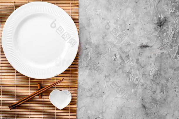表镶嵌为寿司辗.空的盘子向席子在近处筷子