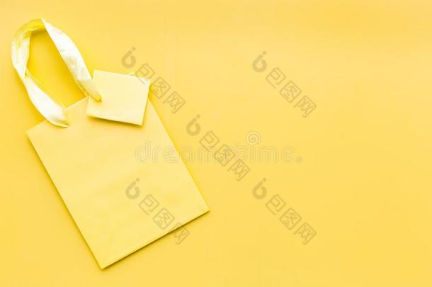 黄色的明亮的购物袋向黄色的背景顶看法copyspa公司