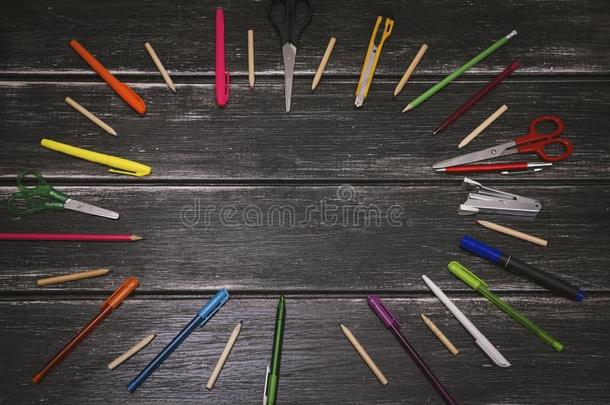 文具-富有色彩的铅笔和材料设备向木制的背