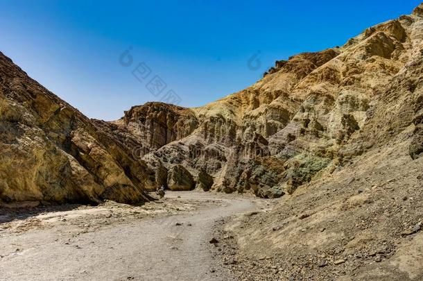 金色的峡谷和蓝色天采用死亡山谷国家的公园加州