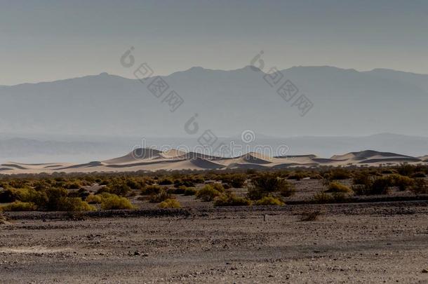 沙沙丘和山采用死亡山谷国家的公园加利福尼亚州
