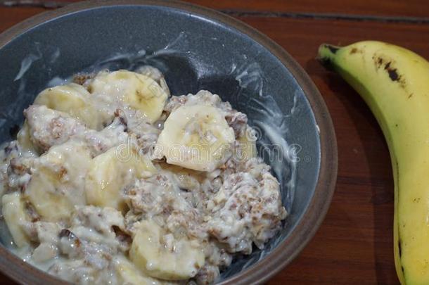 早餐和健康的牛奶什锦早餐和香蕉