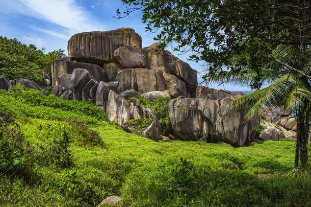 趾高气扬红色的花岗岩岩石采用葱翠的绿色的草在昂斯<strong>歌曲</strong>,LaoPeople'sRepublic老挝人民共和国<strong>英语</strong>字母表中的第四个字