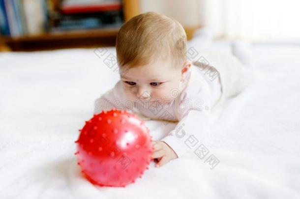 漂亮的婴儿演奏和红色的口香<strong>糖球</strong>,表面涂布不均,抢先