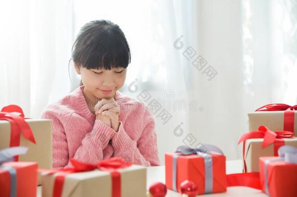 亚洲人女孩制造一希望为Christm一s.