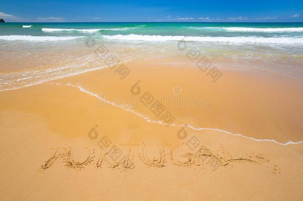 美好的敞开的海滩和题词采用沙