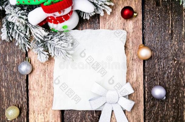 圣诞节招呼卡片和红色的球和圣诞节树,斯诺玛