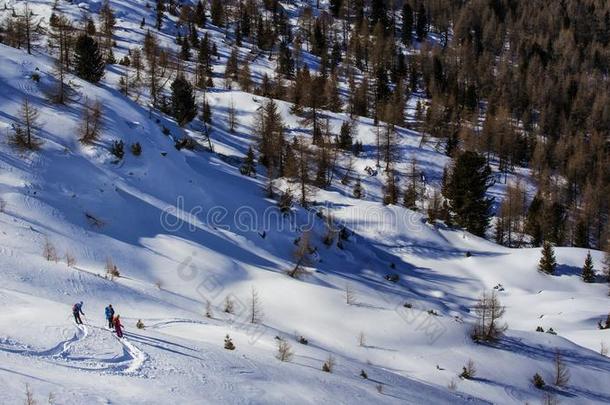 全能滑雪板组等候在指已提到的人底部关于指已提到的人山