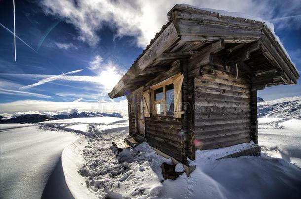 山风景和传统的木制的小屋