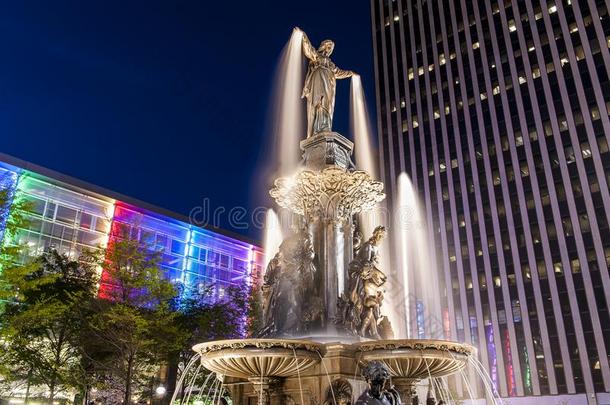 共济会秘密会所<strong>守门</strong>人戴维森雕像-人造喷泉正方形-在商业区辛辛那提市,英语字母表的第15个字母