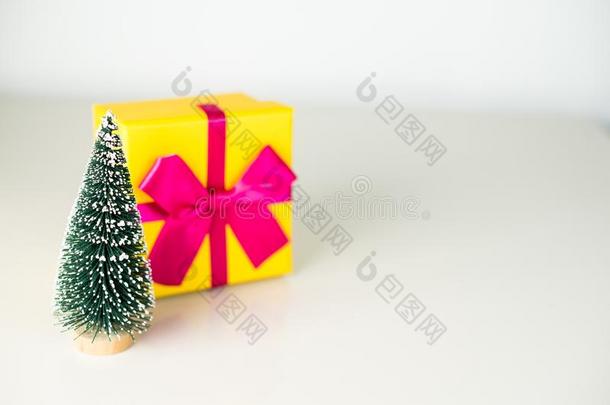 <strong>叹气</strong>象征圣诞节树和赠品向光背景.空的英语字母表的第3个字母